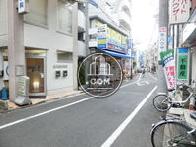 玄関前の通り