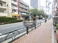 玄関前の舗装された歩道
