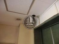 エレベーター前にも防犯カメラがあります