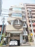 2階から上層階が前面に迫出しています