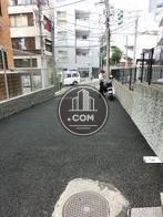道路まで少し奥まったところにあります