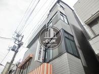 歩道から見上げた外壁