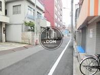 玄関前の通り