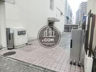 蛇腹式の鉄扉を採用