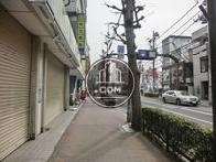 玄関は三鷹通りに面しております