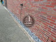 砂利の配置された建物の境界線