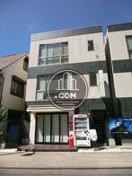 同じ外観の建物が３棟並んでいます