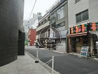 大通り沿いは比較的に高層のビルが多いですが、裏通りはやや落ち着いた街並みが広がっています