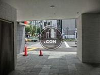 玄関前から職安通り方向です
