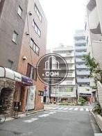 隣接する側道奥からの景観