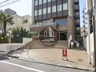 正面玄関前は広い敷地になっています
