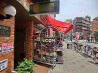 １階には靴店が営業中です