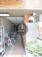 右側にもう一か所出入口があります