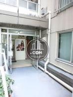 右側の入口を進むと２階への出入口があります
