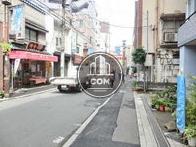 玄関前の通り