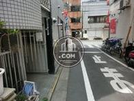 玄関前の通りです