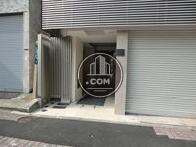 こちらから奥へ進むと建物内の入り口となります