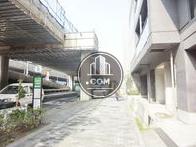 海岸通り沿いにあります