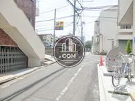 対面側にコインパーキングがございます