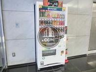 エントランスに自動販売機があります