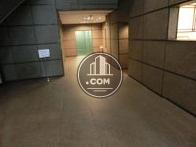 暖色石材採用のエントランス