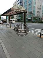 玄関前にはバス停があります