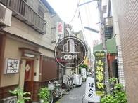 路地を入ると昔ながらの飲食店が立ち並んでおります