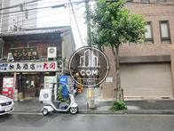 建物の脇は細い路地になっております