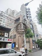 角地に建つビルになります