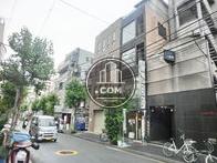 周辺は低層ビルが立ち並びます