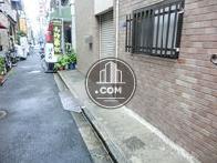 建物後方に玄関口があります