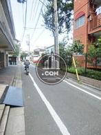 玄関前の通り