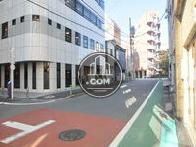 玄関前の開放的な通り