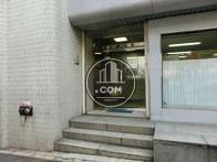建物に向かって左側に正面玄関があります