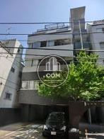 階段の両サイドにお部屋があります