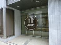 物件の正面玄関です