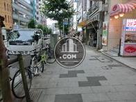 人通りが多く活気のあるエリアです