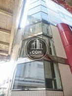 ガラス張りのエレベーター壁