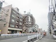 幅広い車道沿い