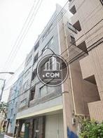 玄関前のから見上げた外壁