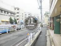 玄関前の通り