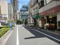店舗前の道路です