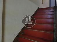 赤い階段が印象的ですね