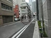 建物正面より汐留駅方面の様子