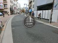 広々としたビル前道路