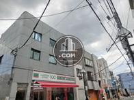 車道沿いにはビルが並びます