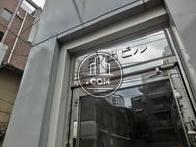 入口ドア上部には表札が設置されています