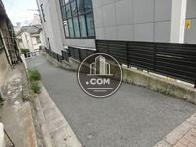 側面は緩やかな坂道です