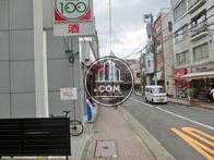 交通量の多い通り沿いです