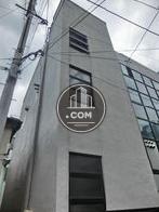 側面左端に窓が設置されています